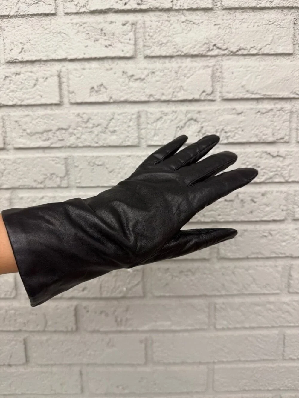 Fownes Women’s Black Leather Gloves Size 8